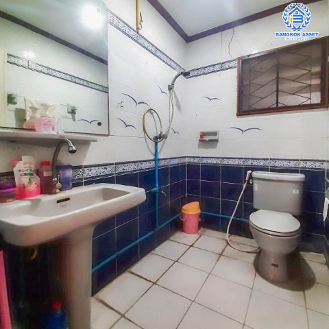 *****บ้านเดี่ยวมือสองย่านนนทบุรี ม.ชลลดา บางบัวทอง เนื้อที่กว้างขวางมากถึง 83 ตร.ว. ฟังก์ชัน 5 ห้องนอน 4 ห้องน้ำ ที่จอดรถ 4 คัน จากแบรนด์ L&H ฟรี! เครื่องปรับอากาศ 6 เครื่อง บ้านกว้าง พื้นที่ใช้สอยเยอะ ตั้งอยู่บนทำเลแห่งการเดินทาง ใกล้รถไฟฟ้าสายสีม่วง "สถานีบางพลู" และจุดขึ้นทางด่วน "งามวงศ์วาน" จองเลย!